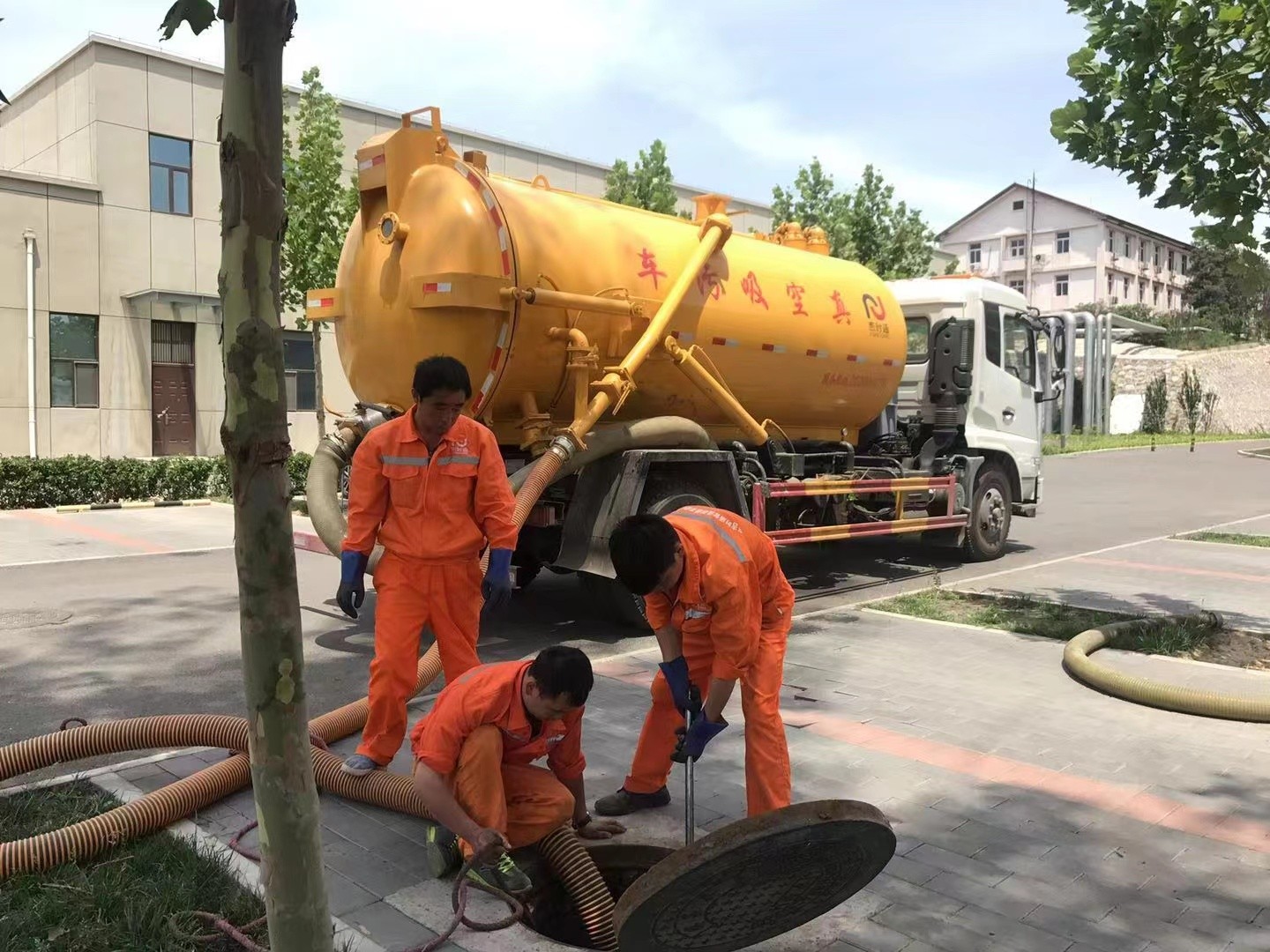 五桂山管道疏通车停在窨井附近