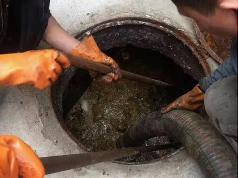 五桂山清理化粪池时如何避免沼气的危害？